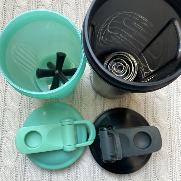 2 Blender Bottle shaker cups. 20 & 28 oz. Ball/mixer inside. Very good condition - Picture 3 of 10